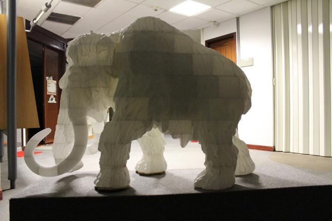 За гранью области 3D печати: 3D-печатный мамонт в музее.